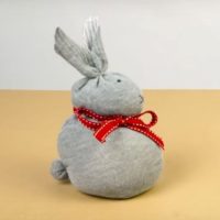 Lapin de Pâques simple avec un arc rouge