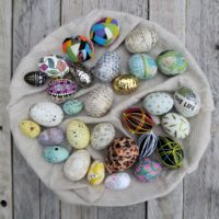 Assiette de Pâques avec décorations de fêtes