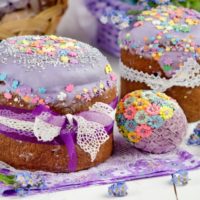 Gâteau de Pâques sur la table de fête