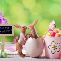 Lapins de Pâques pour la décoration de la salle pour Pâques