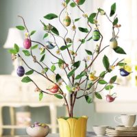 Arbre de Pâques à l'intérieur du salon