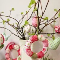 Arbre de Pâques avec des souvenirs faits maison
