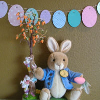 Lapin de Pâques avec une branche en fleurs