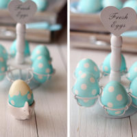 Oeufs de Pâques sur la table