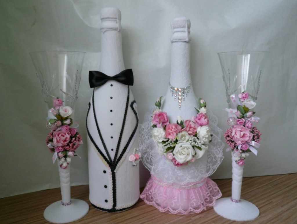 Un ejemplo de una decoración vívida de la decoración de las copas de boda.