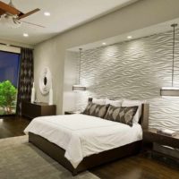 La idea de una hermosa decoración del estilo de las paredes en la imagen del dormitorio