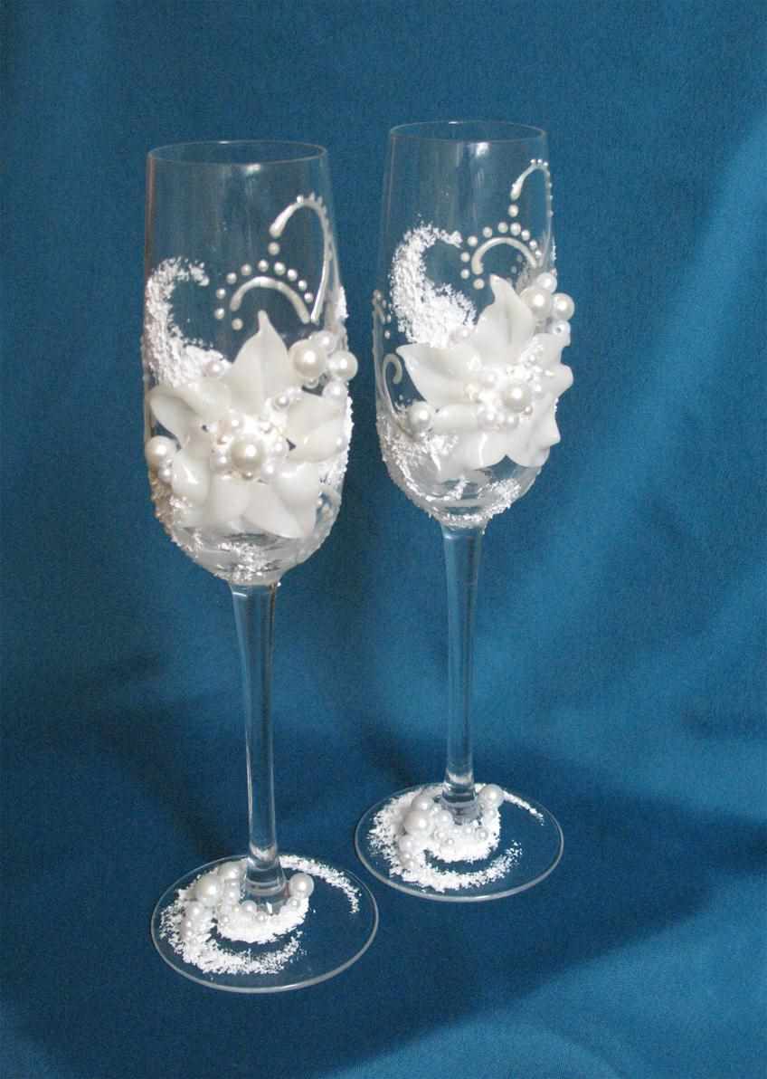 Un ejemplo de un diseño vívido del diseño de gafas de boda.