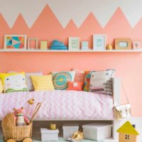 l'idée de combiner des couleurs pêche vives dans la conception de la photo de l'appartement