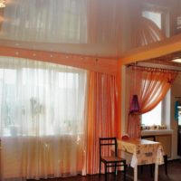 Un exemple de combinaison de couleurs pêche vives dans le style d'une photo d'appartement