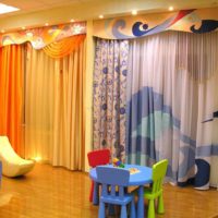 l'idée de combiner des couleurs pêche vives dans le décor de la photo de l'appartement