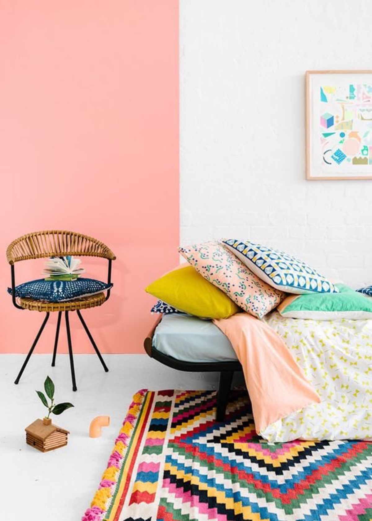 l'idée de combiner des couleurs pêche vives à l'intérieur de l'appartement