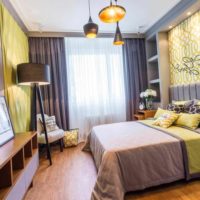 opción para una decoración brillante del estilo de las paredes en la imagen del dormitorio