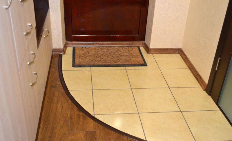 Carreaux de céramique dans le couloir et tapis