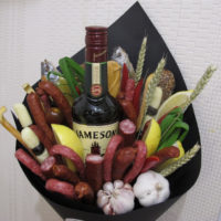 Bouquet avec de l'alcool en cadeau pour le 23 février