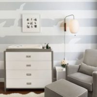 Commode dans la chambre d'enfants d'un appartement en ville