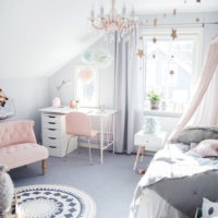 Chambre d'enfants lumineuse pour une fille
