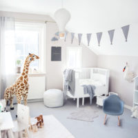 Une abondance de lumière dans une chambre d'enfant aux murs blancs