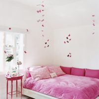 Chambre d'enfants pour la fille dans les tons roses