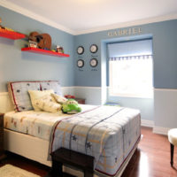 Lit plateforme dans la chambre des enfants