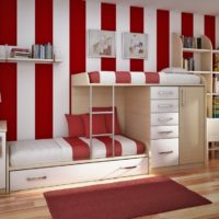 Lits superposés à l'intérieur de la chambre des enfants
