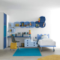 Chambre pour le garçon dans les tons bleus