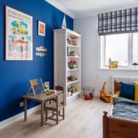 Accent bleu dans une chambre pour garçon