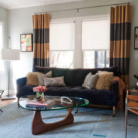 Rideaux à rayures sur la fenêtre dans un salon moderne