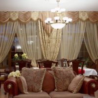 Rideaux classiques sur la fenêtre du salon