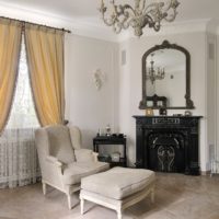 Salon confortable avec cheminée et fenêtre.