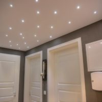 Star plafond dans le couloir