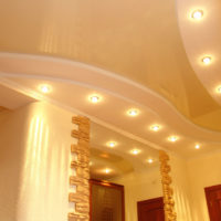 Plafond tendu et lumières dans le couloir