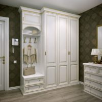 Armoire classique dans un couloir moderne