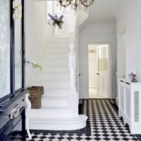 Porte d'entrée et escalier au deuxième étage