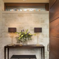 Une table dans le couloir avec un vase