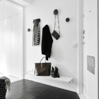 Suspension simple et étagère au mur dans le couloir