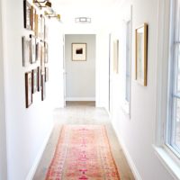 Une longue allée sur le sol d'un couloir bien éclairé