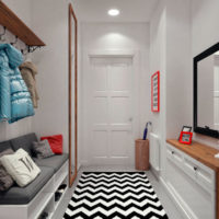 Banc souple et tapis rayé dans le couloir
