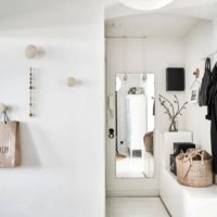 Miroir et suspension sur le mur d'un couloir moderne