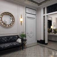 Hall d'entrée spacieux dans une maison de campagne