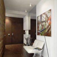 La photo sur le mur dans le couloir et le sol sombre
