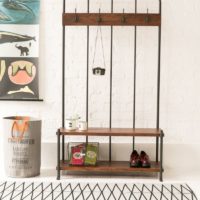 Cintre design avec une étagère à chaussures dans le couloir