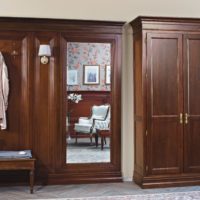 Mobilier classique à l'intérieur du couloir