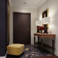 Lampes sur la table dans le couloir