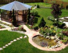 Meubles de jardin et étang fait maison dans le jardin
