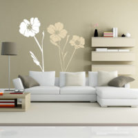 Applique de fleurs sur le mur peint du salon