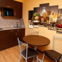 Photos sur le mur dans la conception de la cuisine