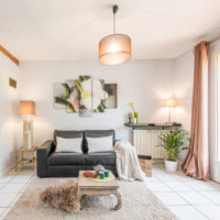 Murs peints et peintures modulaires à l'intérieur de la pièce