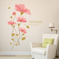 Fleurs peintes sur un mur peint d'un salon