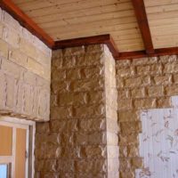La combinaison de la pierre, du papier peint et du bois dans la décoration du couloir