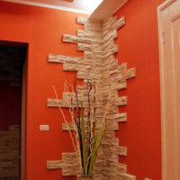 Décoration du coin dans le couloir avec pierre décorative